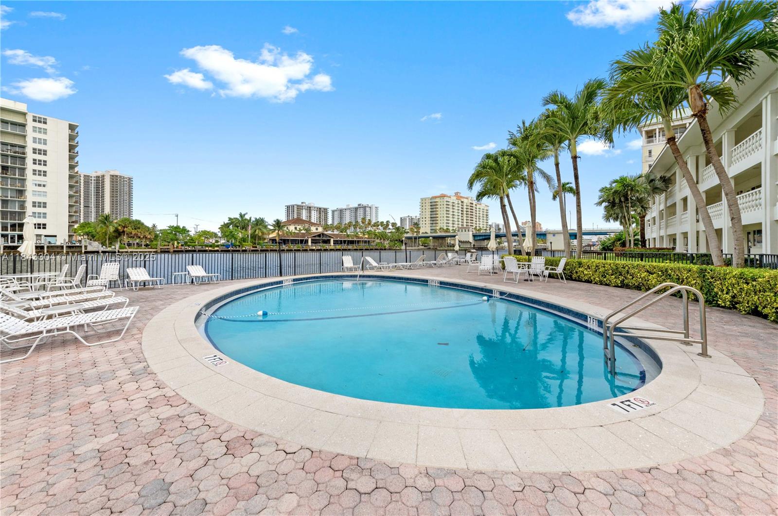 WATERSIDE ON THE INTRACOA - Residential