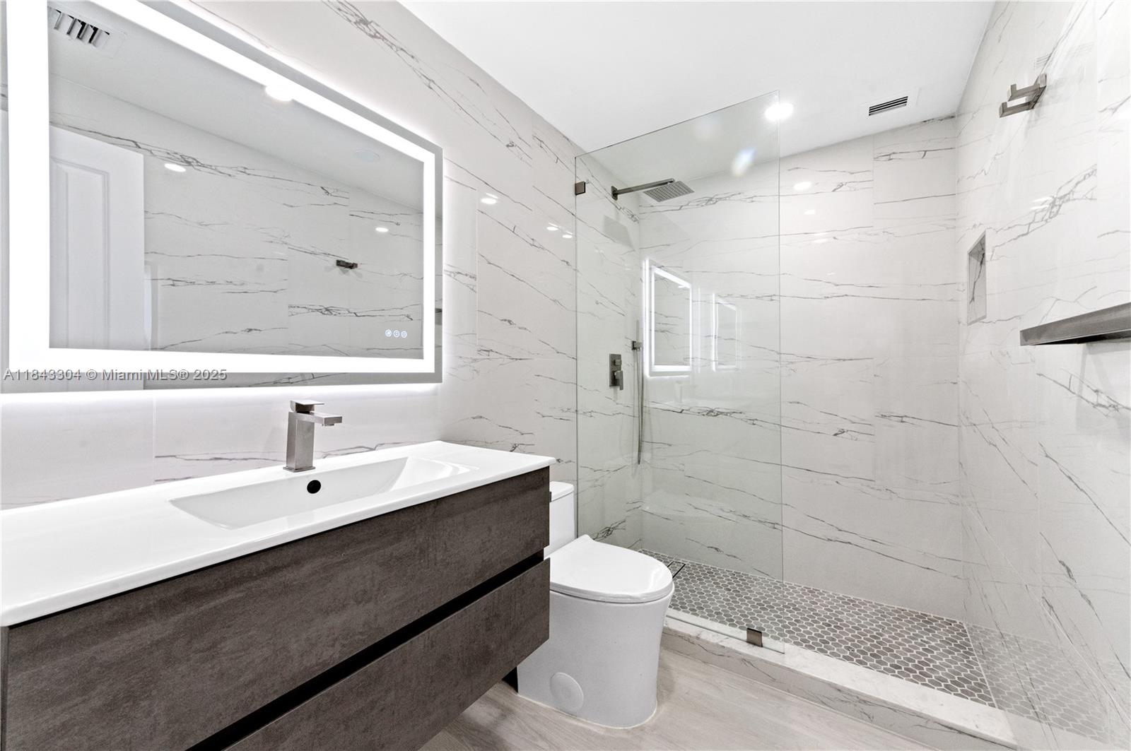 WATERSIDE ON THE INTRACOA - Residential