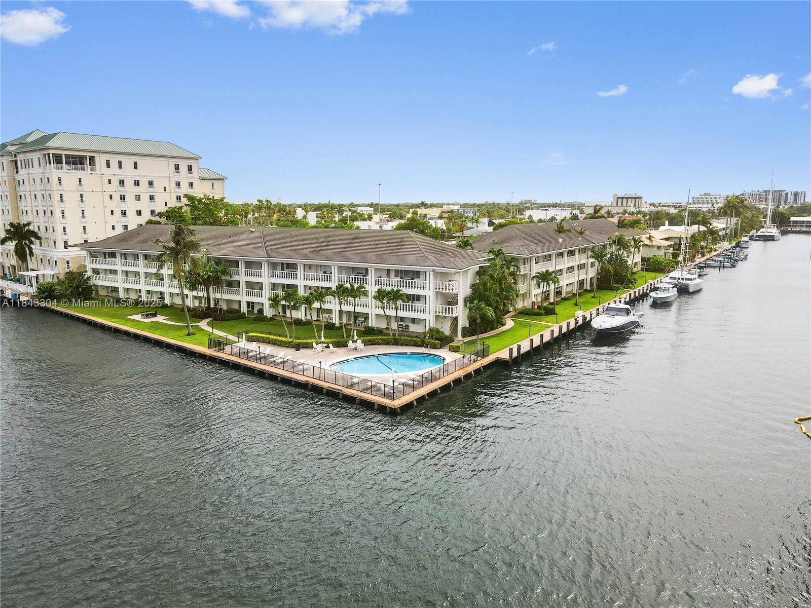 WATERSIDE ON THE INTRACOA - Residential