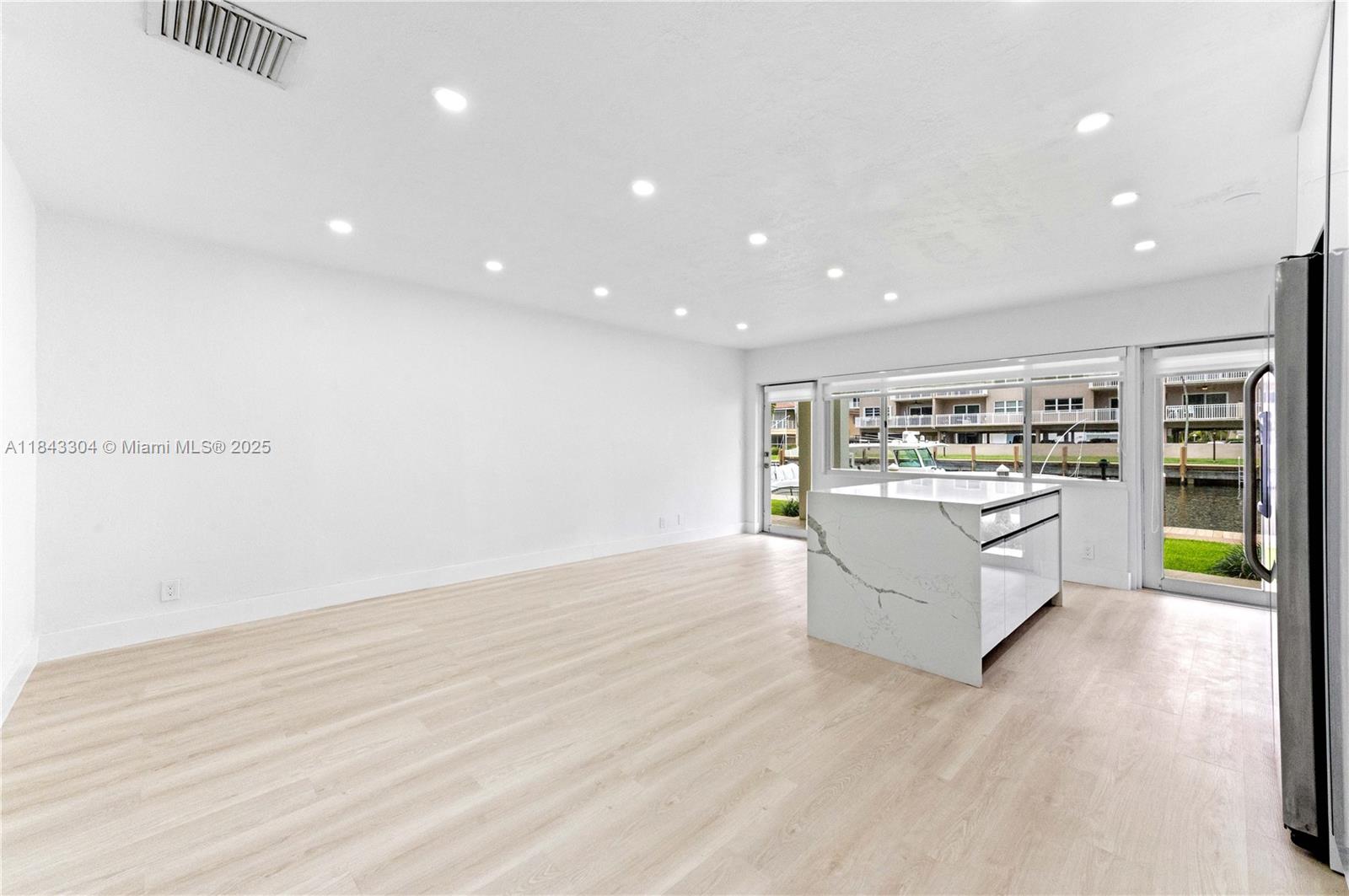 WATERSIDE ON THE INTRACOA - Residential