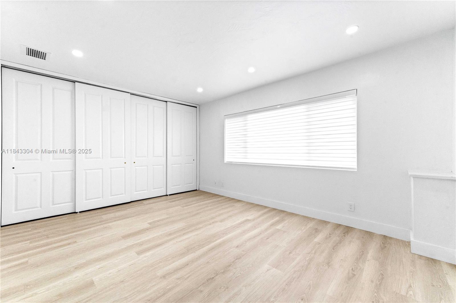 WATERSIDE ON THE INTRACOA - Residential