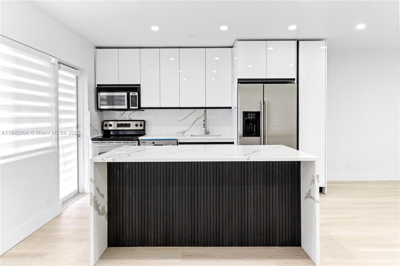 WATERSIDE ON THE INTRACOA - Residential