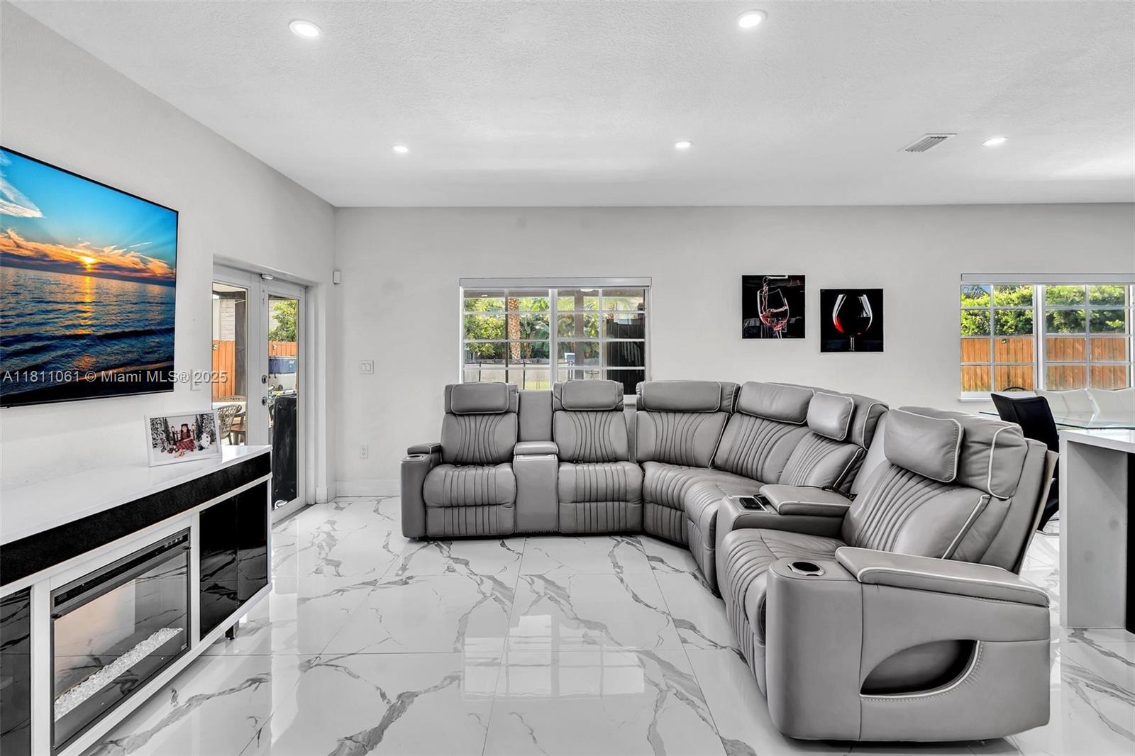 SILVER PALM LAKE - Residential