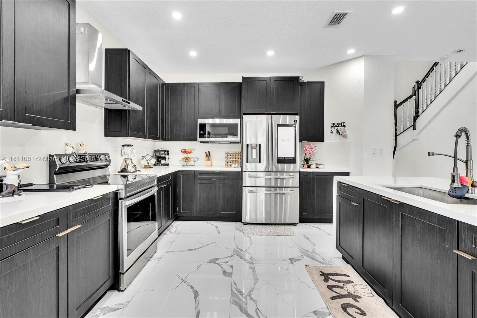 SILVER PALM LAKE - Residential