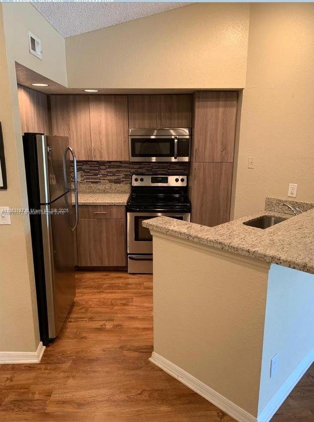 Gorgeous and cozy 1-bedroom, 1-bath apartment, featuring the convenience of an in-unit washer and dryer. Enjoy resort-style living with top-notch amenities including clubhouse, two swimming pools, gym and spa, tennis courts, BBQ and picnic areas, and a car wash station. Located just steps from Sawgrass Mills Mall and close to I-595 and I-75, offering unmatched convenience for shopping and commuting. This one won’t last!