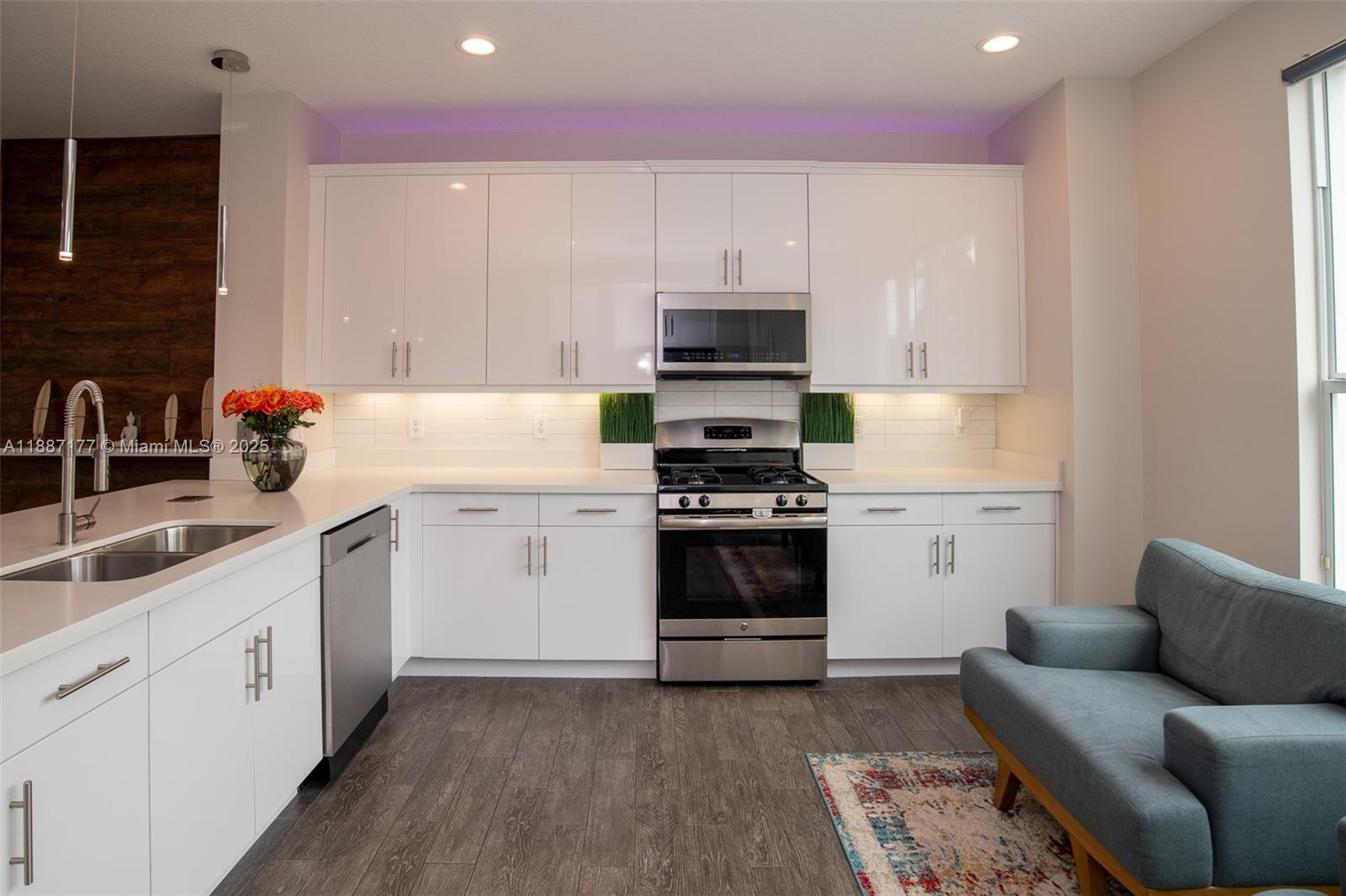 POINTE @ MIDDLE RIVER - Residential