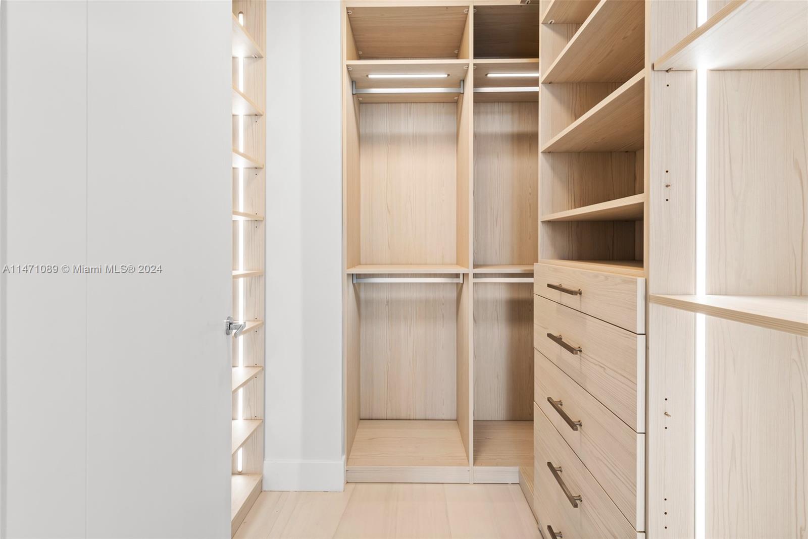 TURNBERRY OCEAN CLUB - Residential