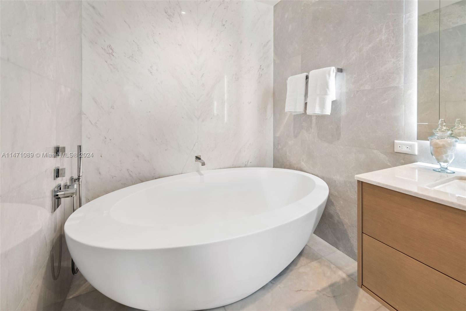 TURNBERRY OCEAN CLUB - Residential