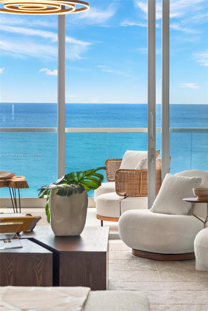 TURNBERRY OCEAN CLUB - Residential