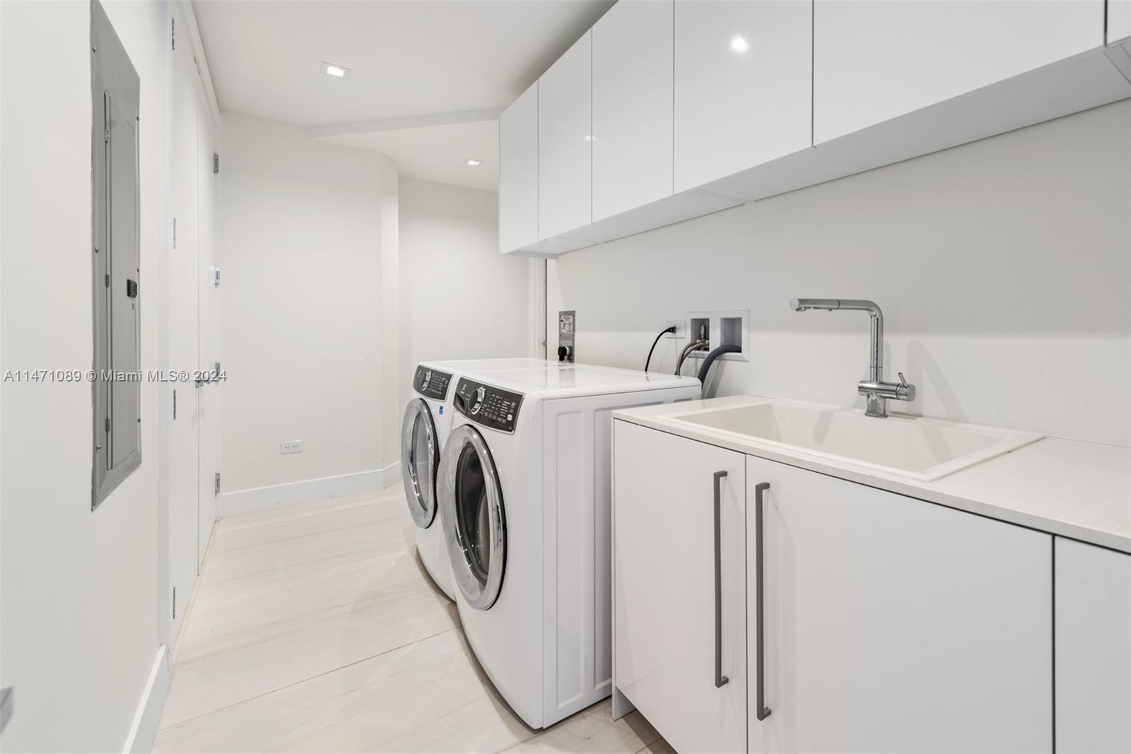 TURNBERRY OCEAN CLUB - Residential