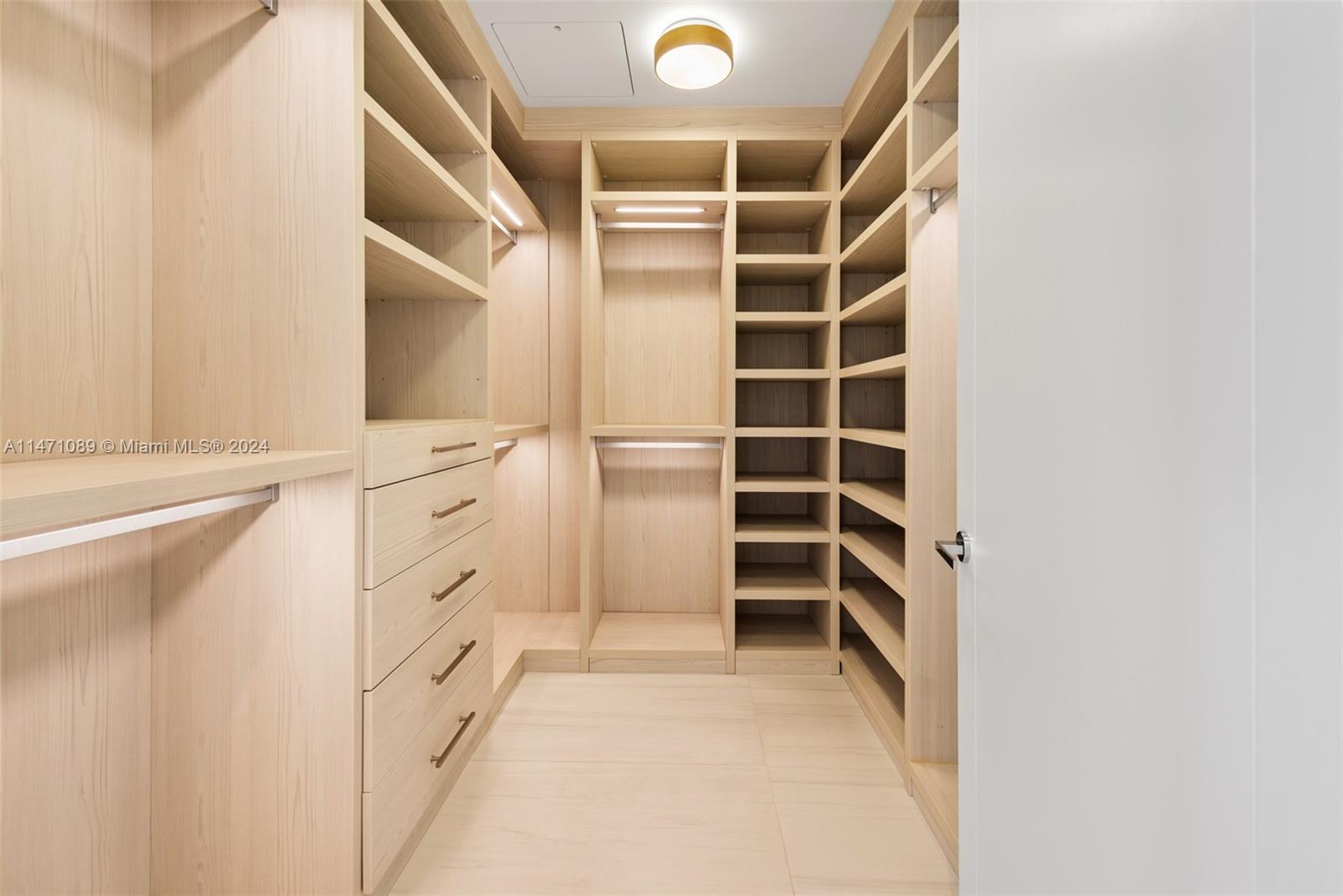 TURNBERRY OCEAN CLUB - Residential