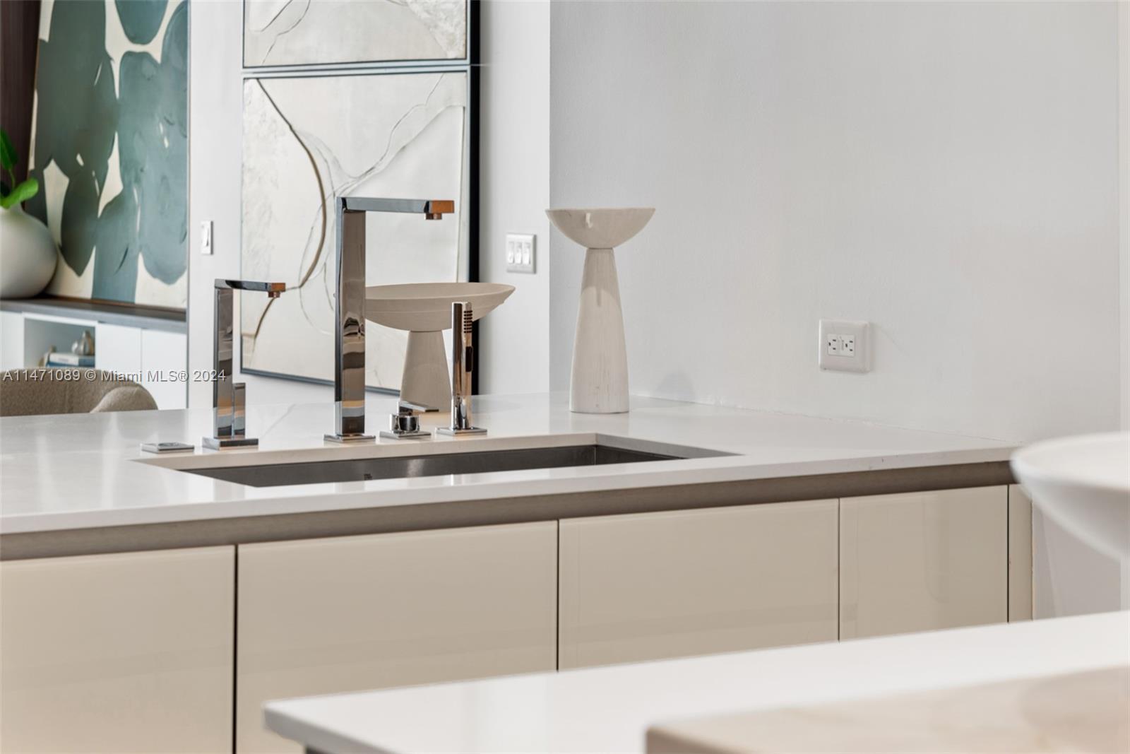 TURNBERRY OCEAN CLUB - Residential