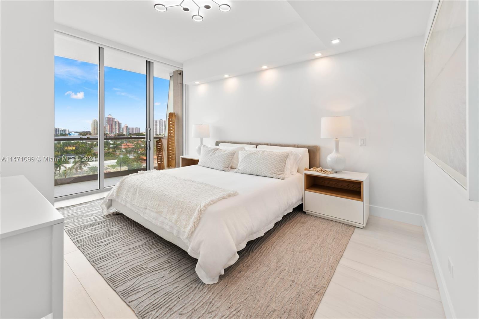 TURNBERRY OCEAN CLUB - Residential