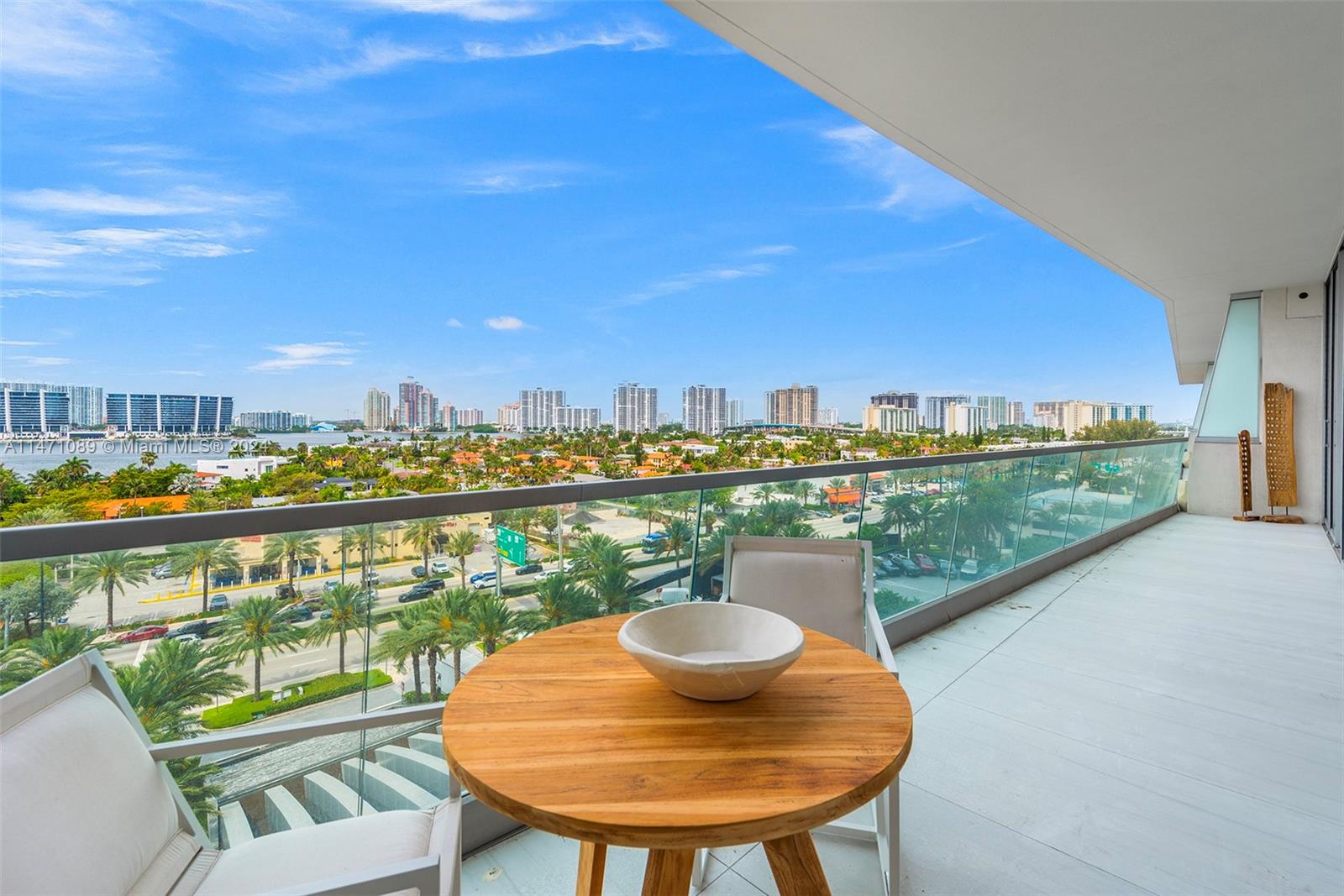 TURNBERRY OCEAN CLUB - Residential