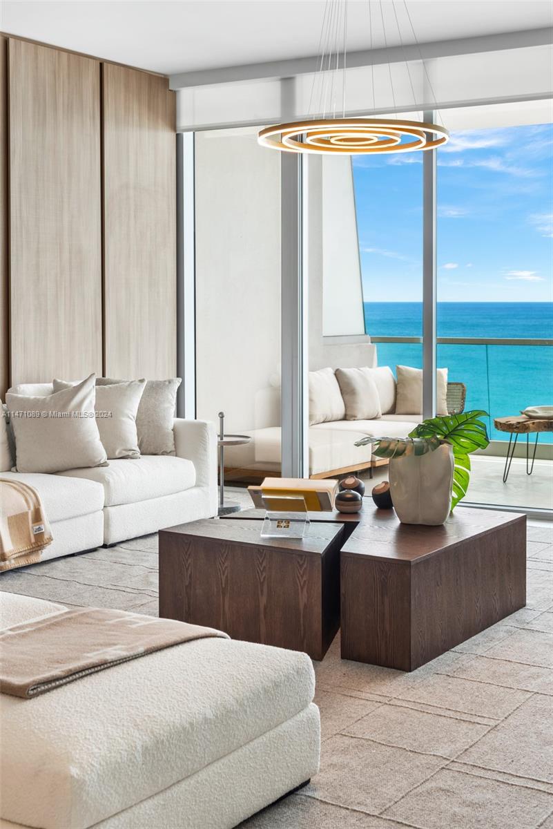 TURNBERRY OCEAN CLUB - Residential