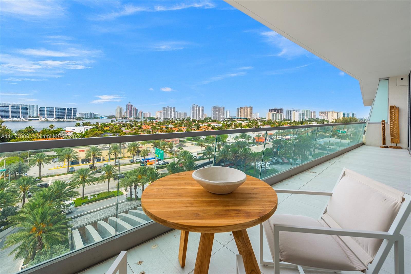 TURNBERRY OCEAN CLUB - Residential