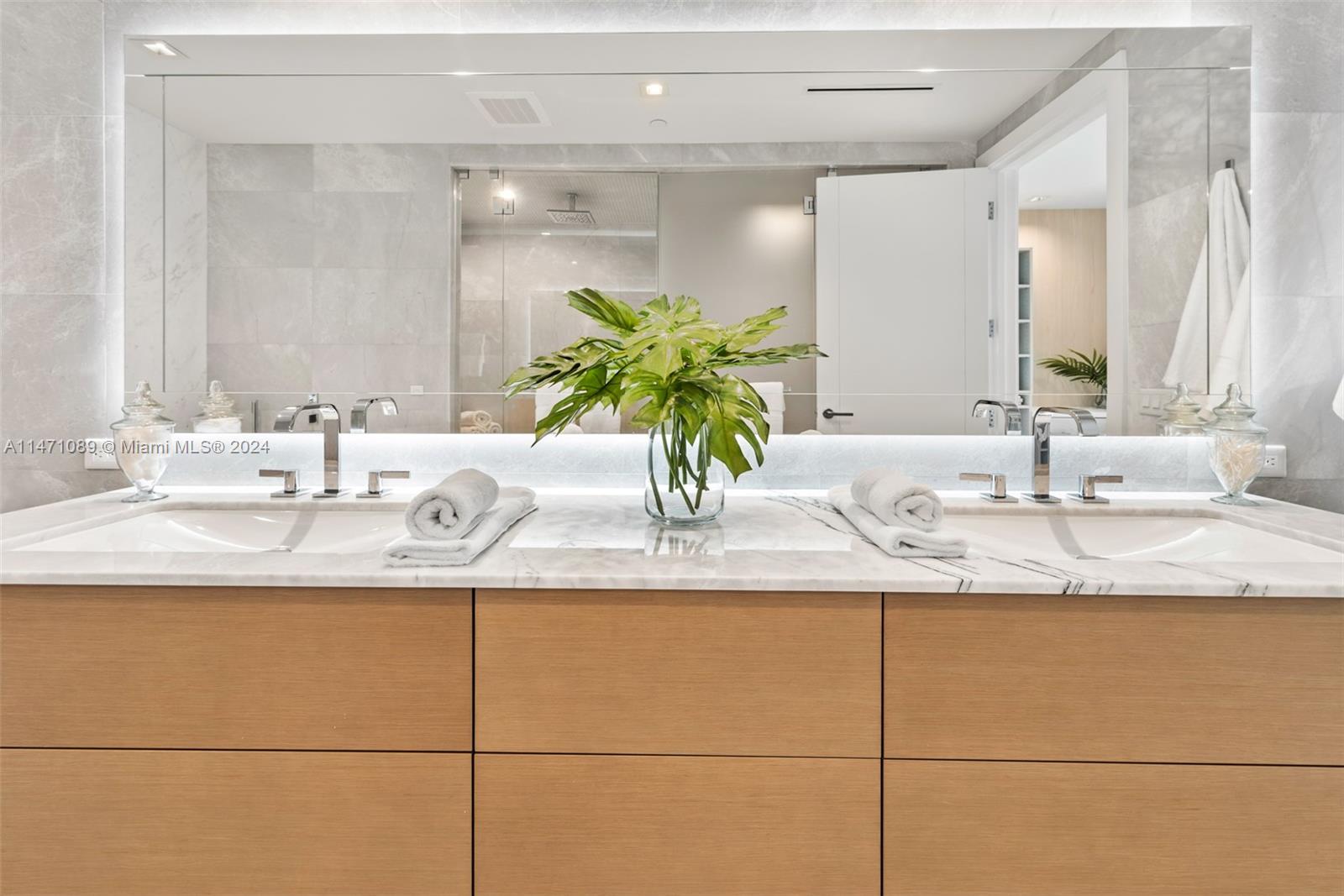 TURNBERRY OCEAN CLUB - Residential