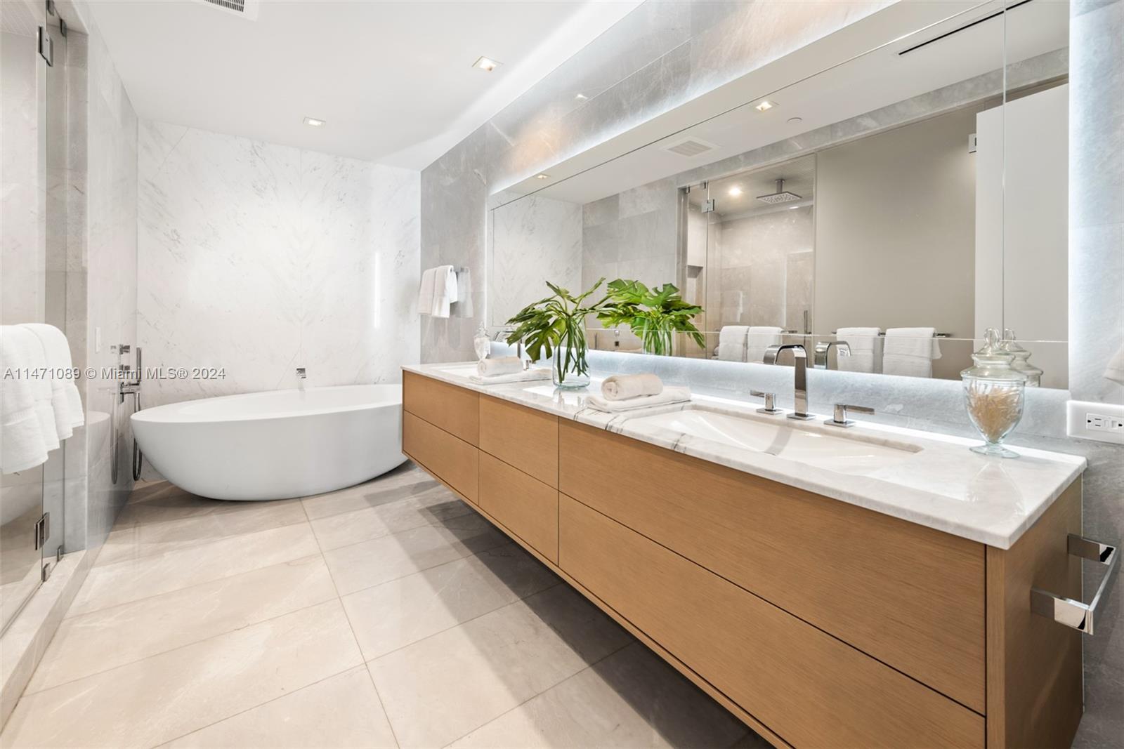 TURNBERRY OCEAN CLUB - Residential