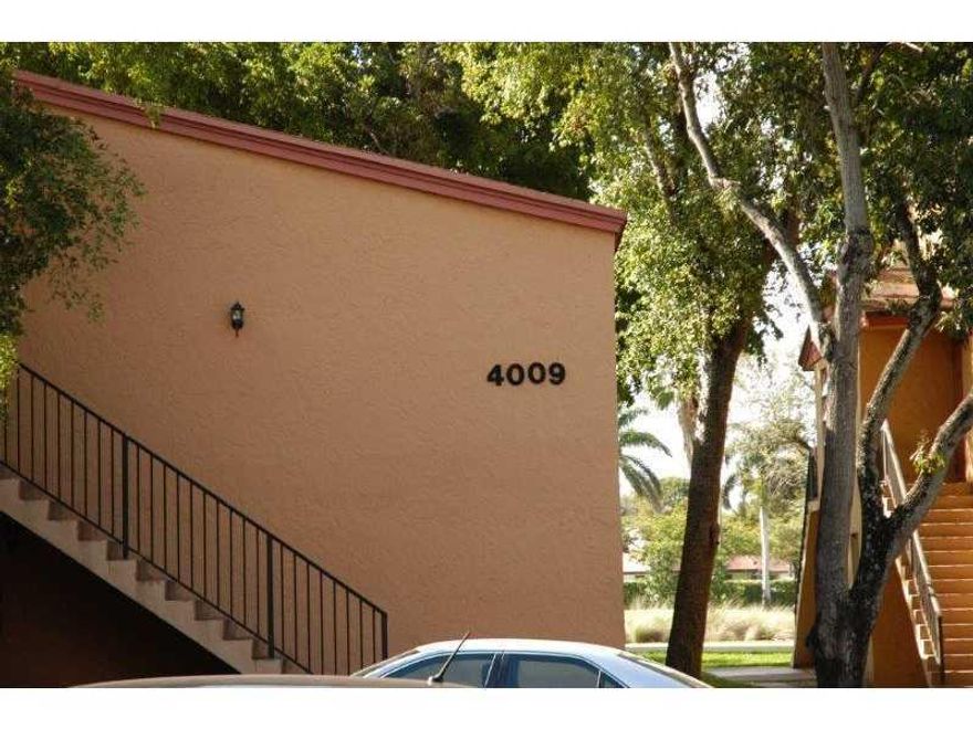 LOVELY 2 BEDROOM 2 BATHROOM CONVENIENTY AND CENTRALLY LOCATED CLOSE TO SCHOOLS, MAJOR HIGHWAYS AND MALLS. A SECOND FLOOR UNIT WITH VAULTED CEILINGS AND TILE FLOORING THROUGH OUT.  LARGE WINDOWS BRING IN LOTS OF LIGHT. NICE BRIGHT UNIT!!! Showings NLY Mond ay and Sunday 5 - 7 pm.