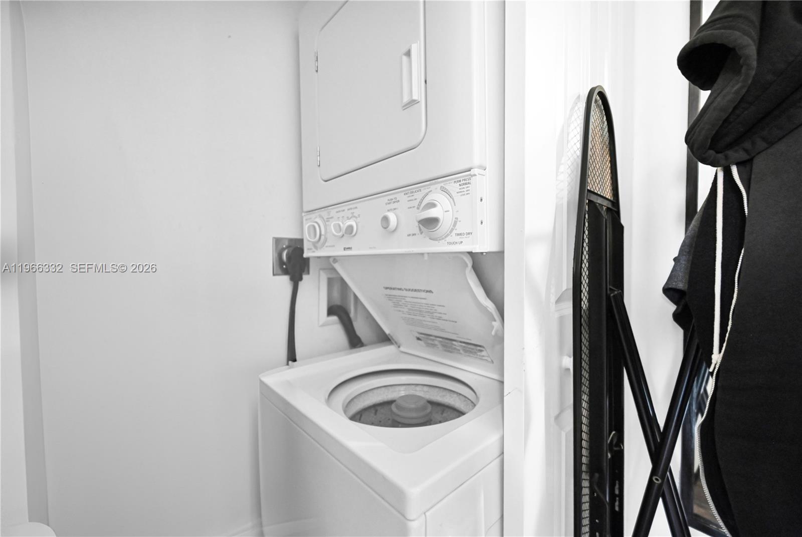 ELEVEN CONDO - Residential