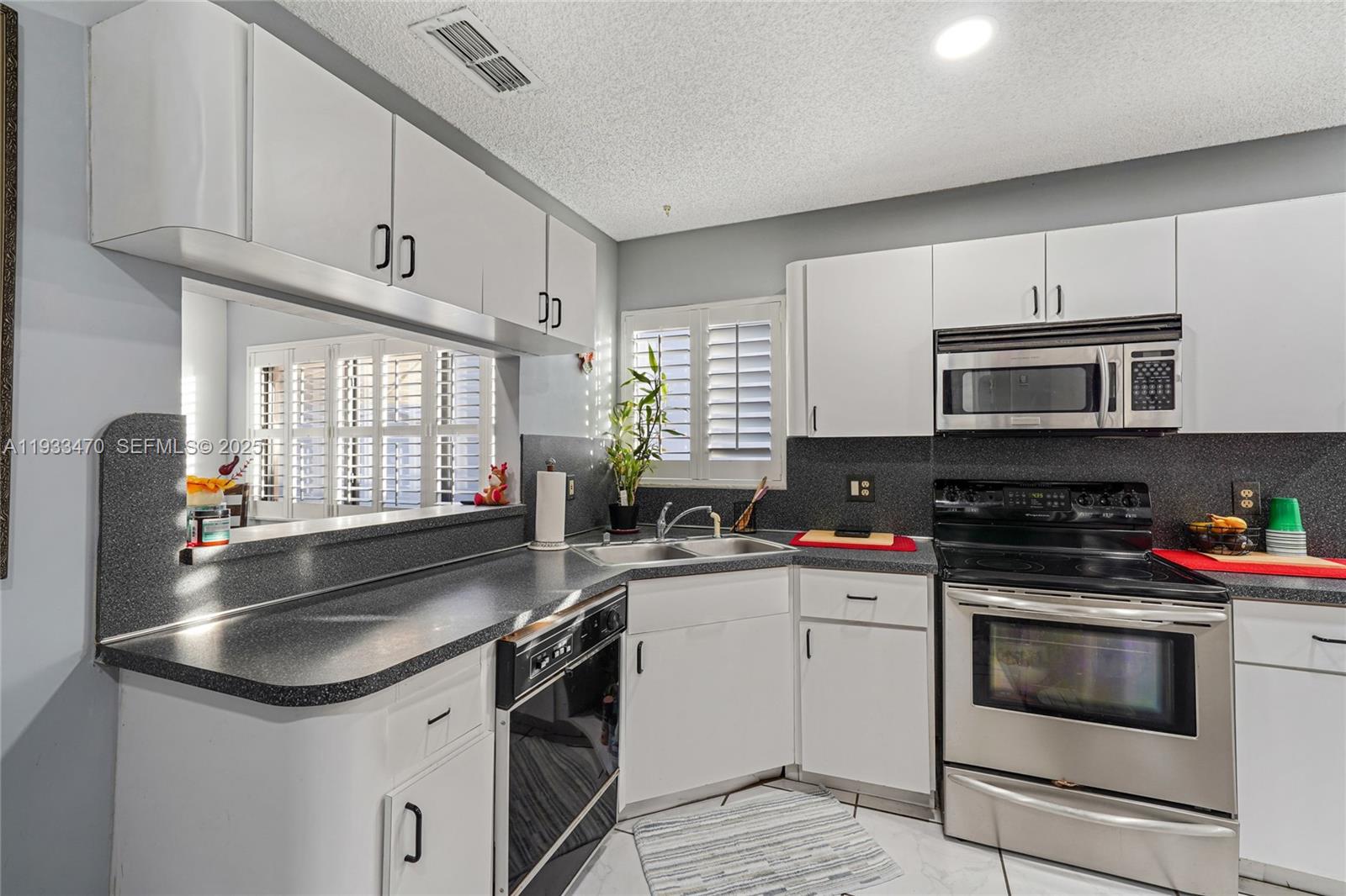 WEST LAKES GARDENS - Residential