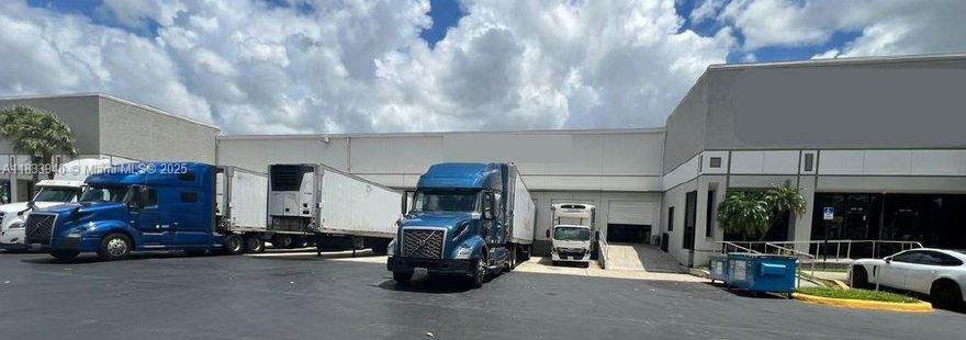 ~ 8,000 - 10,000 SF AVAILABLE OF SHARED SPACE & LOADING
~ 500 SF OFFICE SPACE
5 DOCK HIGH DOORS & 1 RAMP
28' CEILING HEIGHT
LANDLORD WOULD CONSIDER PROVIDING 3PL SERVICES (GREAT FOR PERISHABLES)
~ 4,000 SF OF COOLER/FREEZER IS AVAILABLE FOR AN ADDITIONAL MONTHLY COST
SUBLEASE THROUGH 6/30/2028