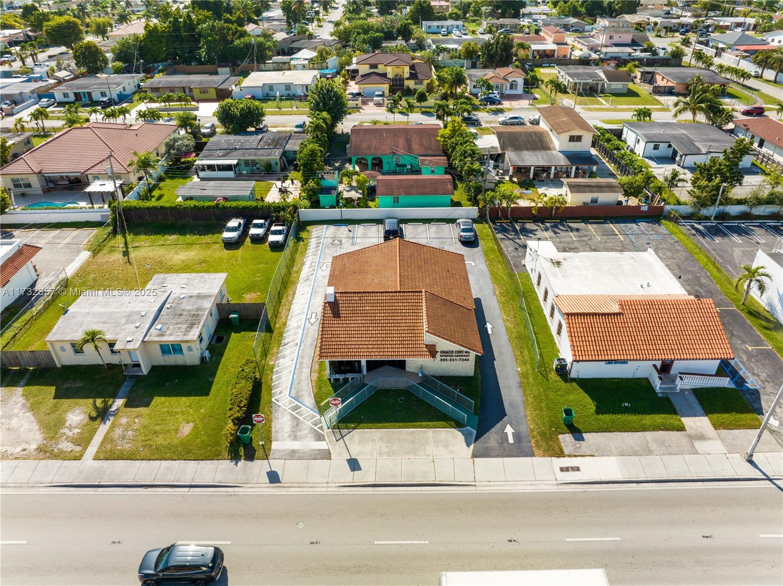 Main image without alt text