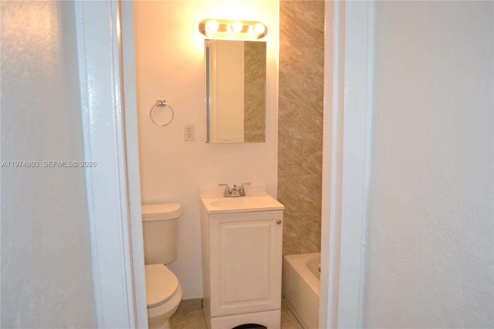 LAWRENCE ESTATE LAND CO - Residential Lease