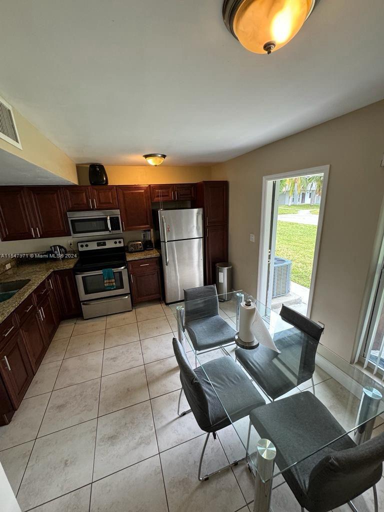 TOWN PARK PLAZA NORTH CON - Residential