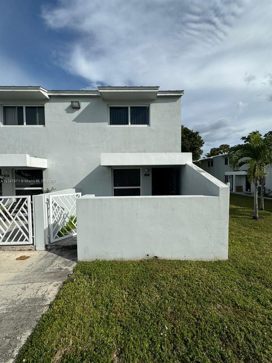 Great town house 2 bedrooms 1 bathroom at the best location close to Wynwood, schools, supermarkets, showpping centers, Airport, just a few minutes from Down Town Miami and more enterteinment.
Do Not miss this opportunity.
Low HOA
Just rented. DO NOT BOTHER the tenants.
Excellent rate
