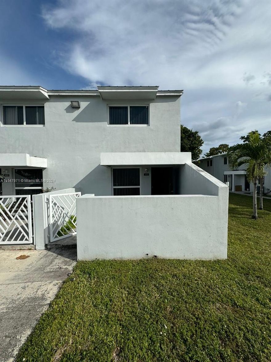 Great town house 2 bedrooms 1 bathroom at the best location close to Wynwood, schools, supermarkets, showpping centers, Airport, just a few minutes from Down Town Miami and more enterteinment.
Do Not miss this opportunity.
Low HOA
Just rented. DO NOT BOTHER the tenants.
Excellent rate