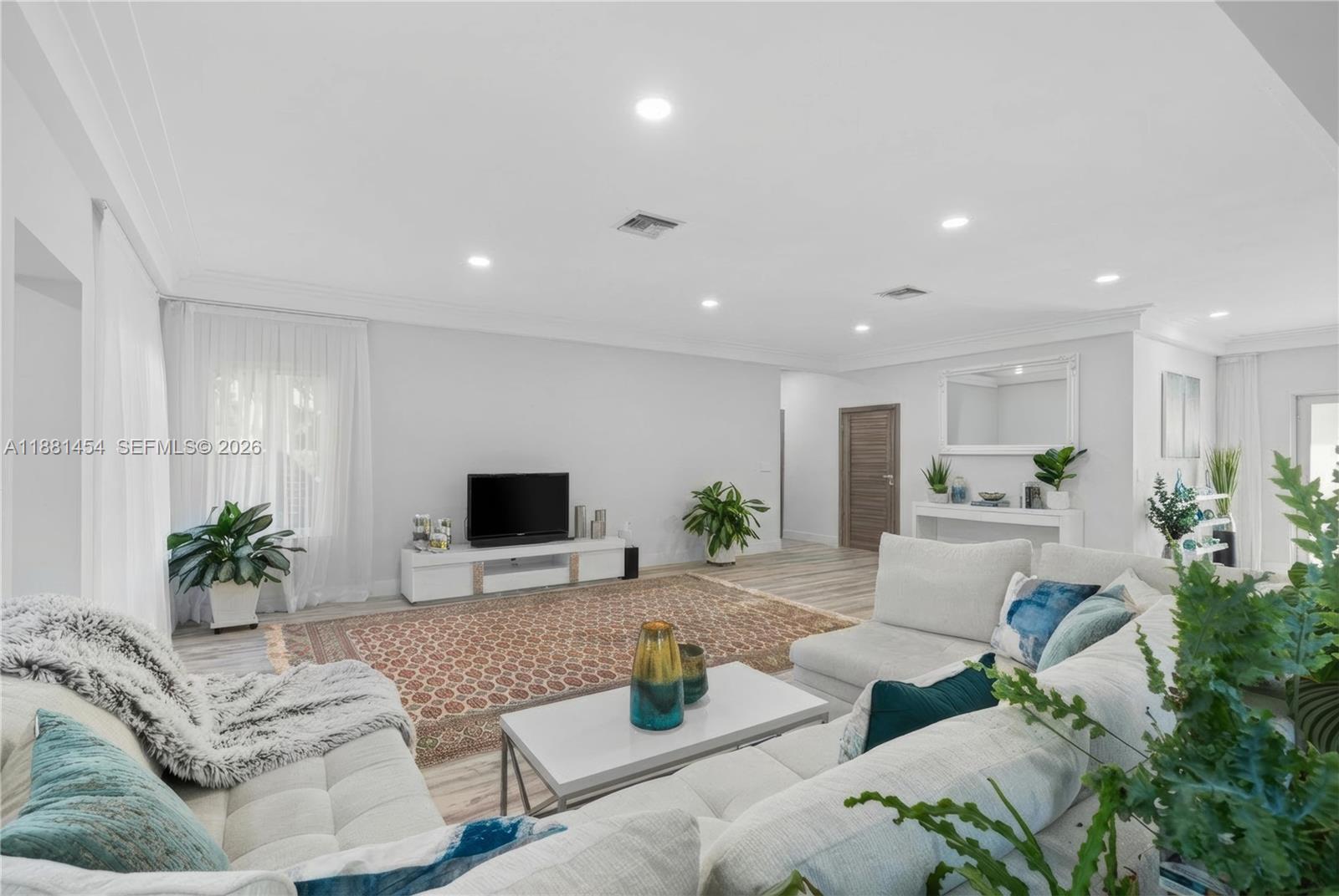 HOLLYWOOD LAKES SECTION - Residential