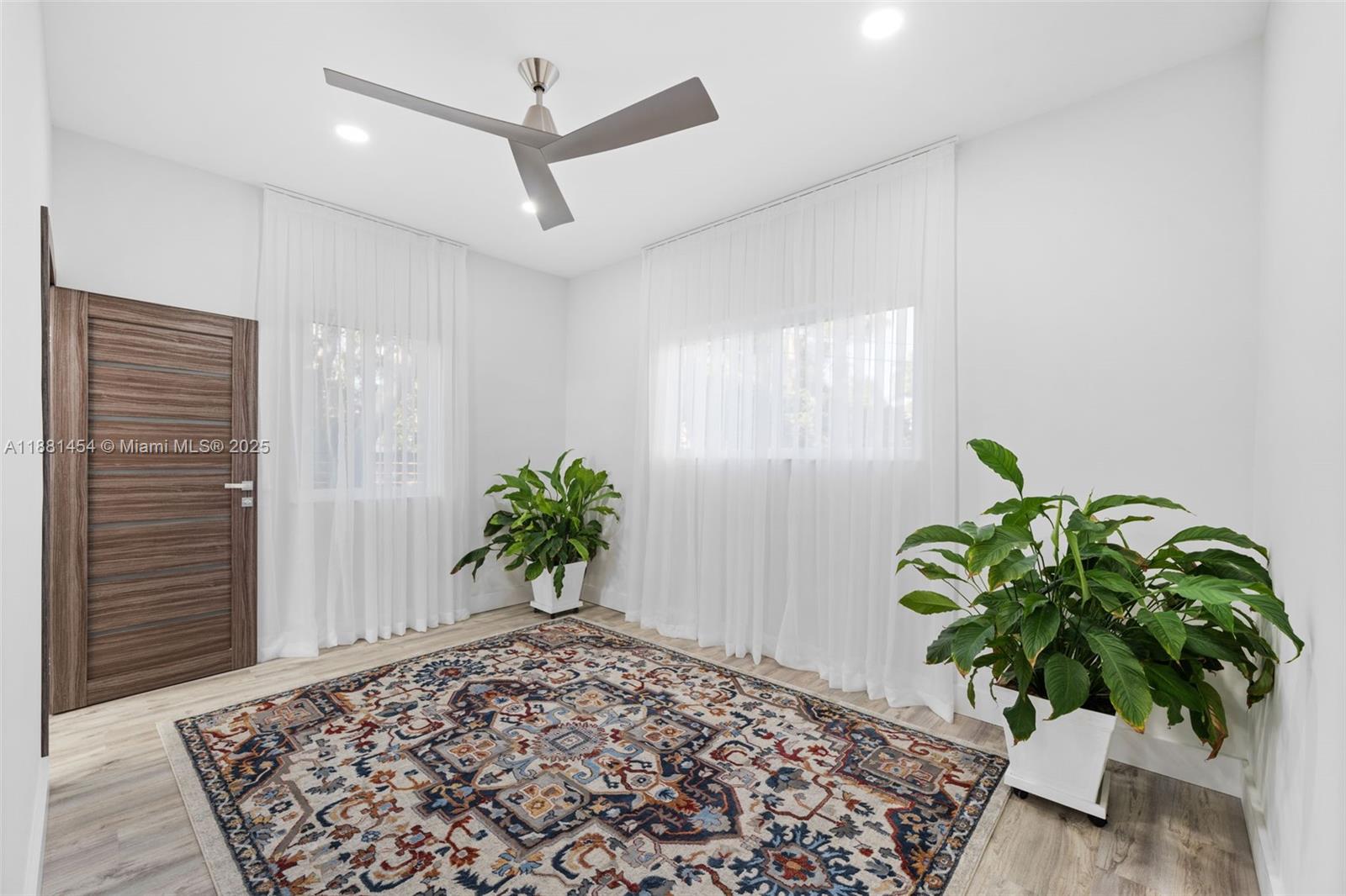 HOLLYWOOD LAKES SECTION - Residential