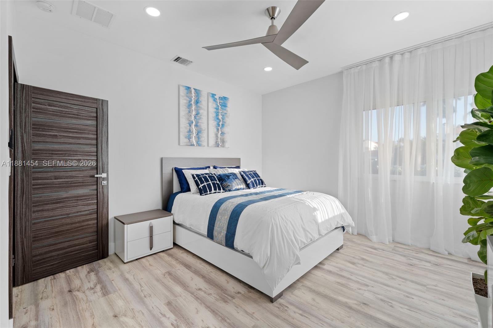 HOLLYWOOD LAKES SECTION - Residential