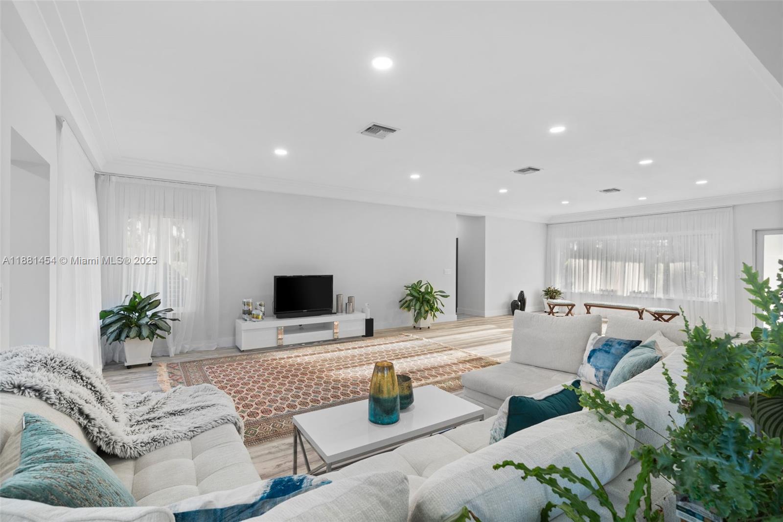 HOLLYWOOD LAKES SECTION - Residential