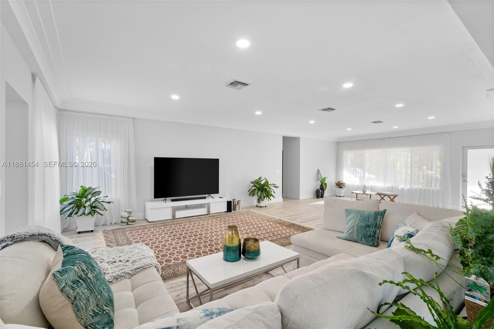 HOLLYWOOD LAKES SECTION - Residential