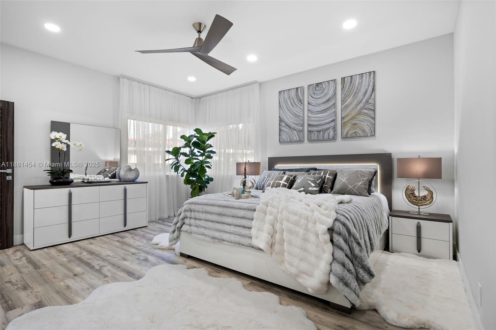 HOLLYWOOD LAKES SECTION - Residential