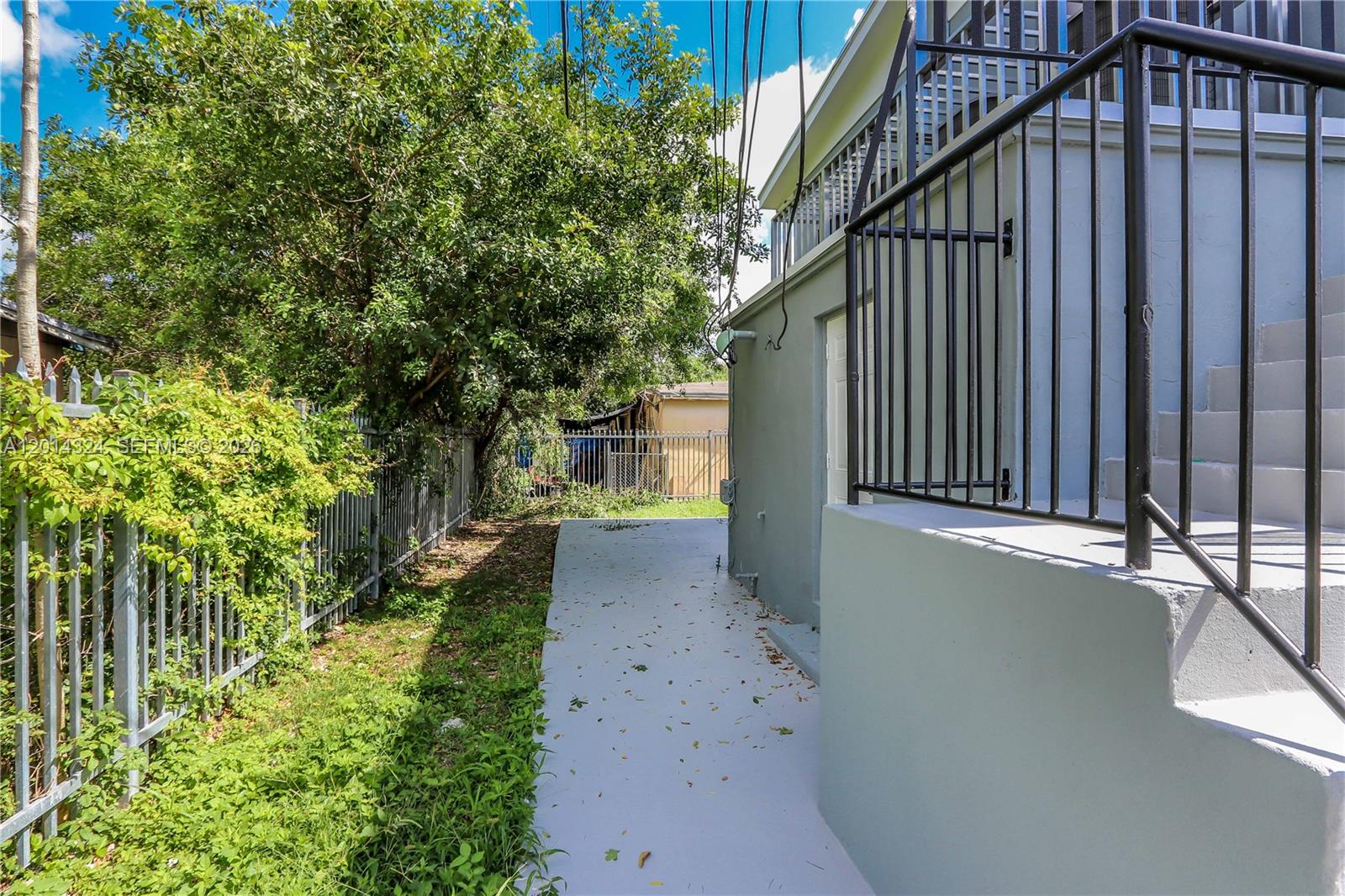 CORAL BAY MANOR - Residential Income