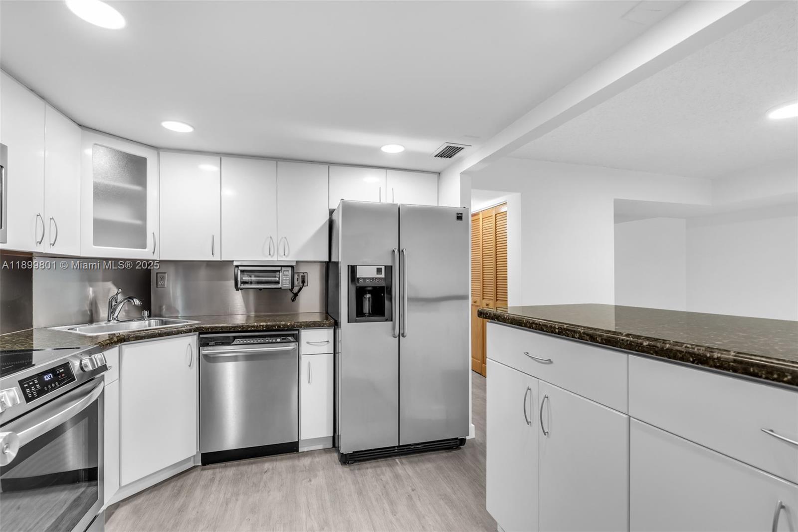 BRICKELL BAY CLUB CONDO - Residential Lease