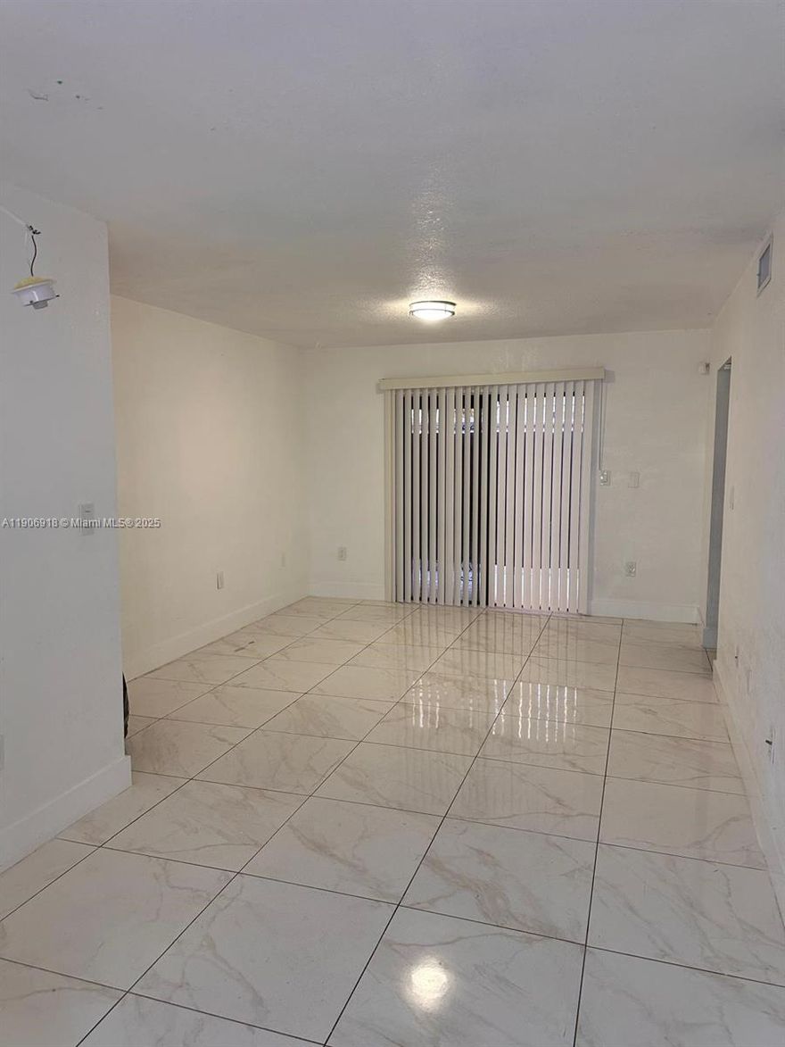 IN THE HEART OF HIALEAH, GREAT LOCATION!!!Near schools , easy and close to Expressway access and shopping center. Must see tex listing agent for appoinment.