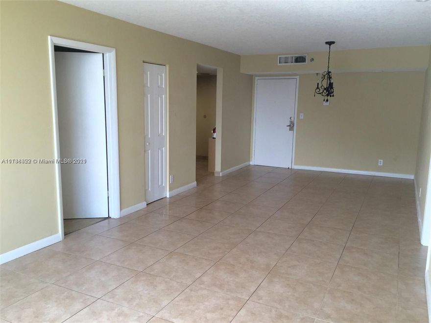 Beautiful 2 bed 2 baths with stainless steel appliances, washer and dryer in the unit and large balcony with open city views. Condo offers 24 hour security, doorman, swimming pool, jacuzzi, health club, sauna, volleyball court, valet service, parking space. Pets allowded. Utilities included except electricity.