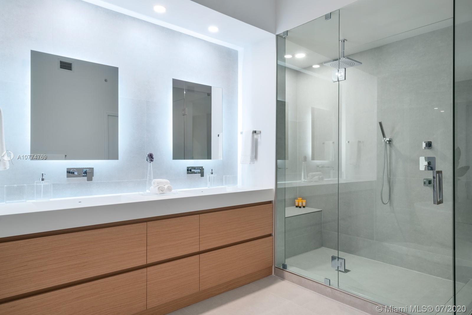 CONTINUUM ON SOUTH BEACH - Residential