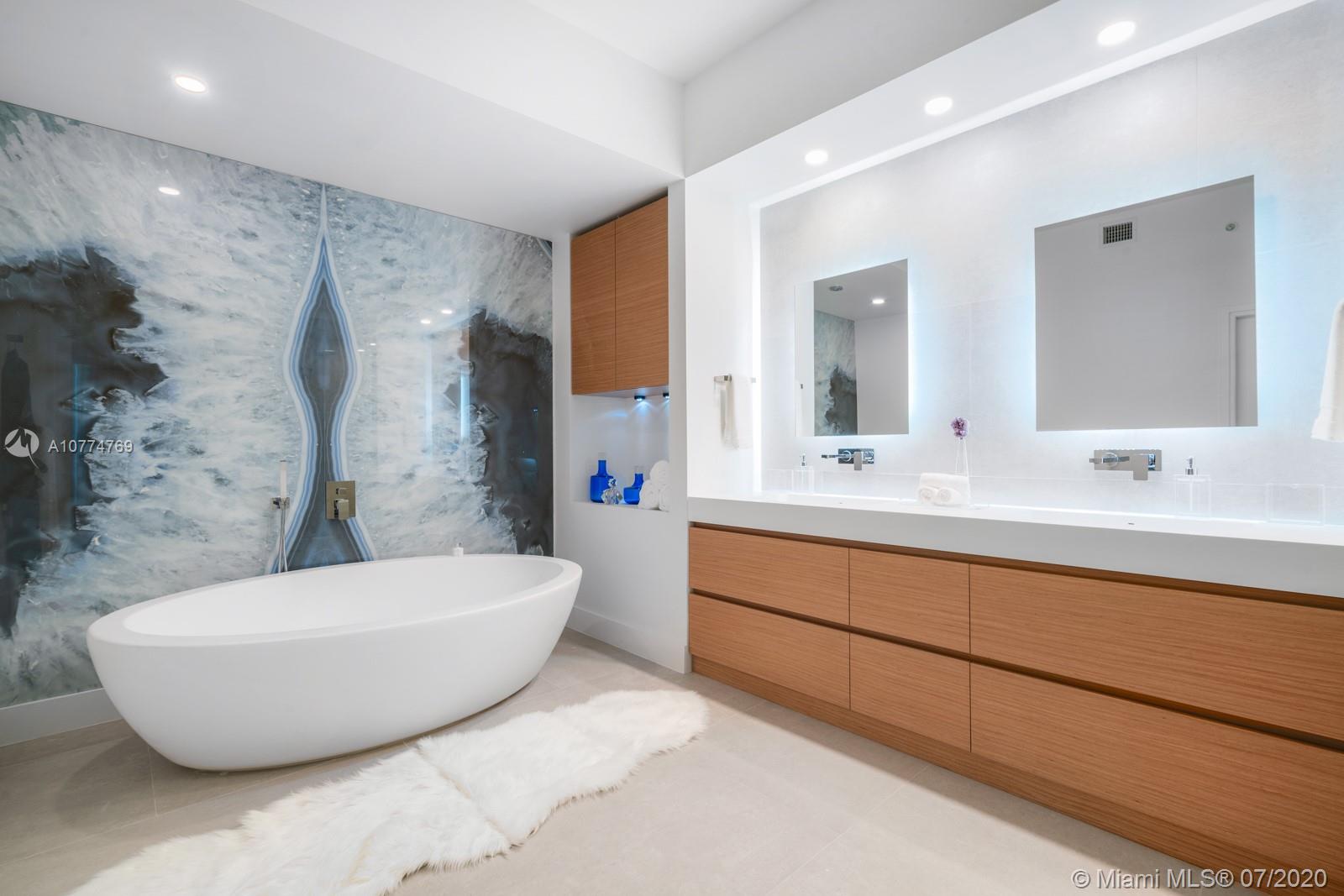 CONTINUUM ON SOUTH BEACH - Residential