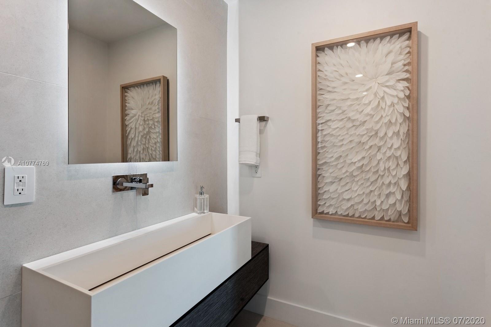 CONTINUUM ON SOUTH BEACH - Residential