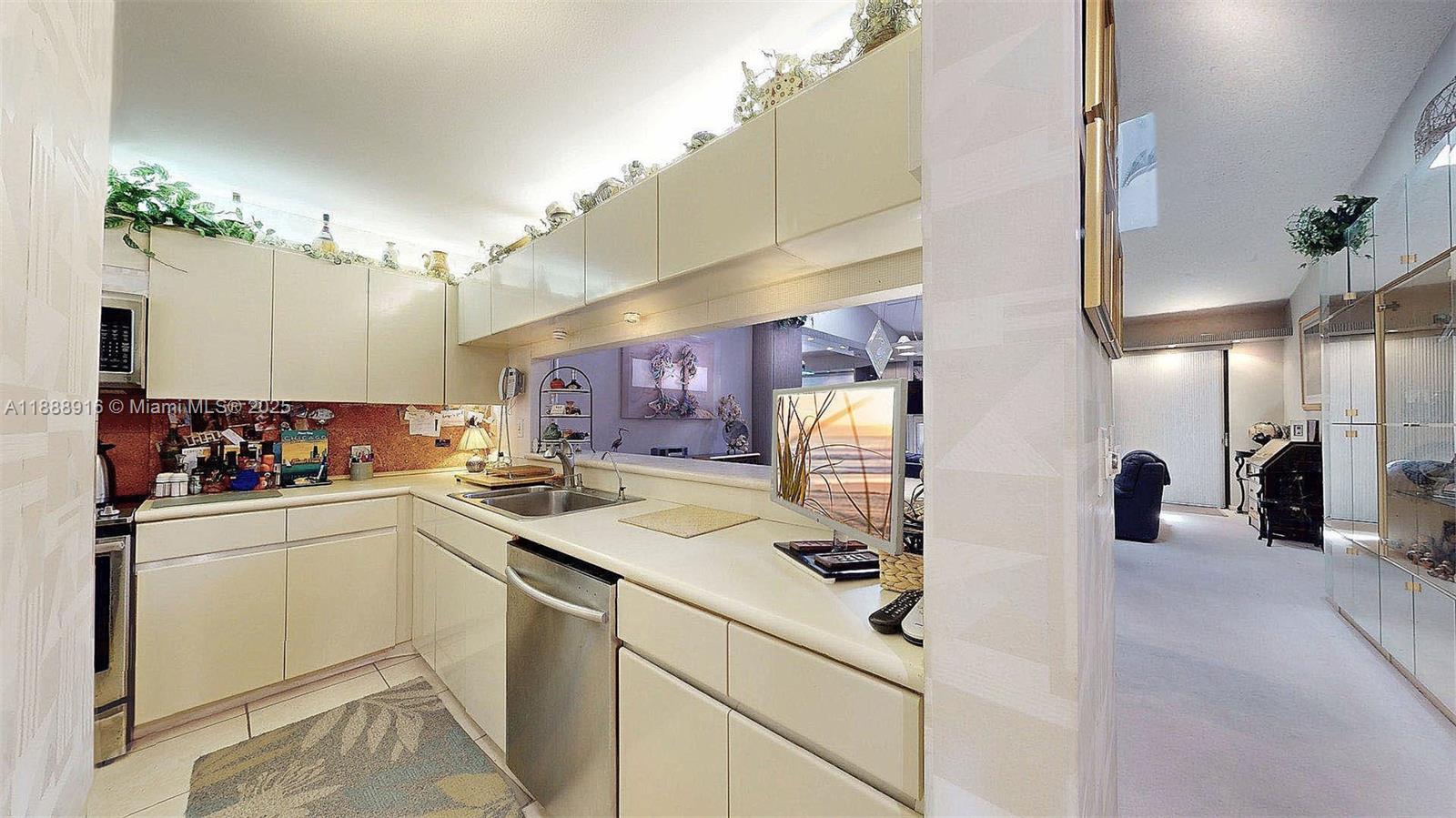 THE TOWNHOMES OF DORAL OA - Residential