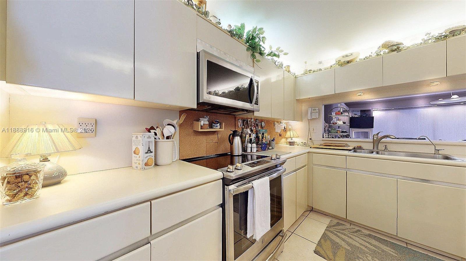 THE TOWNHOMES OF DORAL OA - Residential