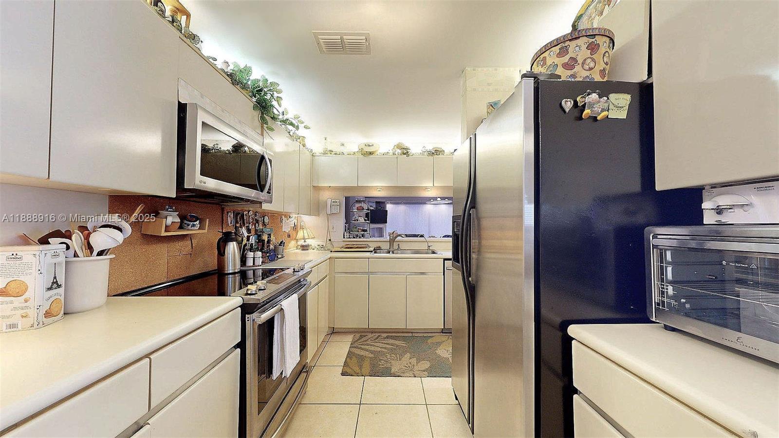 THE TOWNHOMES OF DORAL OA - Residential