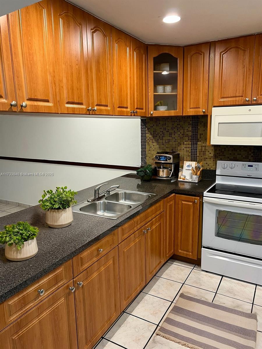 GOLDEN GATE CONDO - Residential
