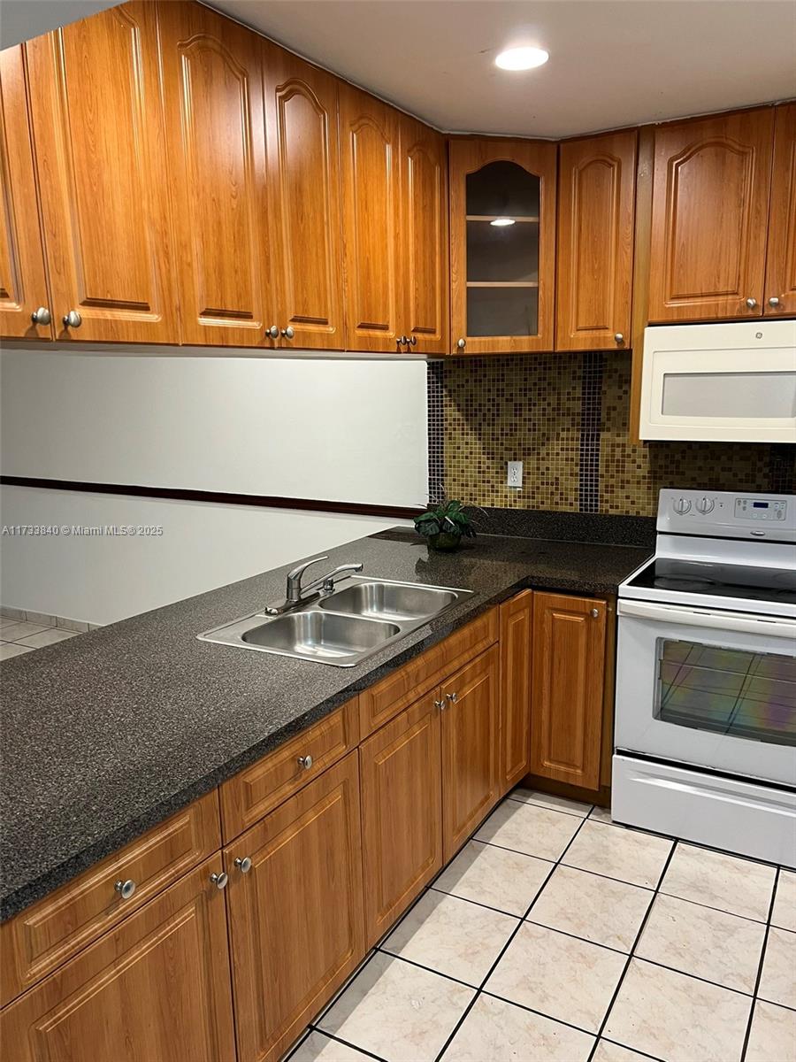 GOLDEN GATE CONDO - Residential