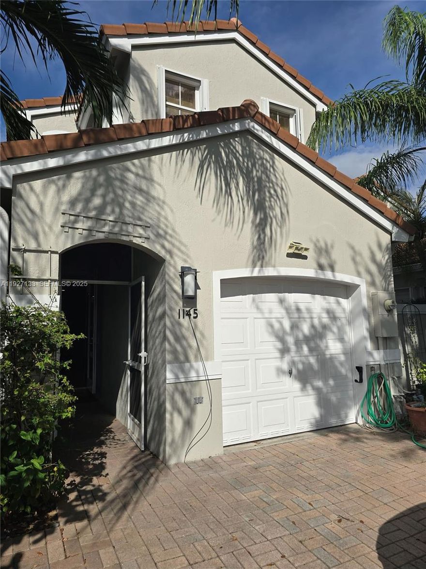 GREAT TOWNHOUSE AT WEST LAKE VILLAGE AY HOLLYWOOD BEACH.
3/2/1  UNFURNISHED
BEST LOCATION CLOSE TO THE BEACH AND RESTAURANTS.CALL L.A FOR SHOWINGS